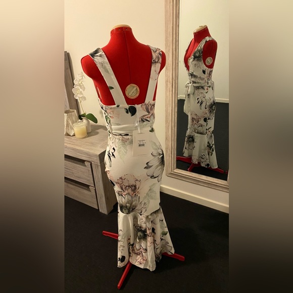 Size 6 NWT WIDE STRAP FLOUNCE FLORAL WHITE DRESS - Picture 3 of 11